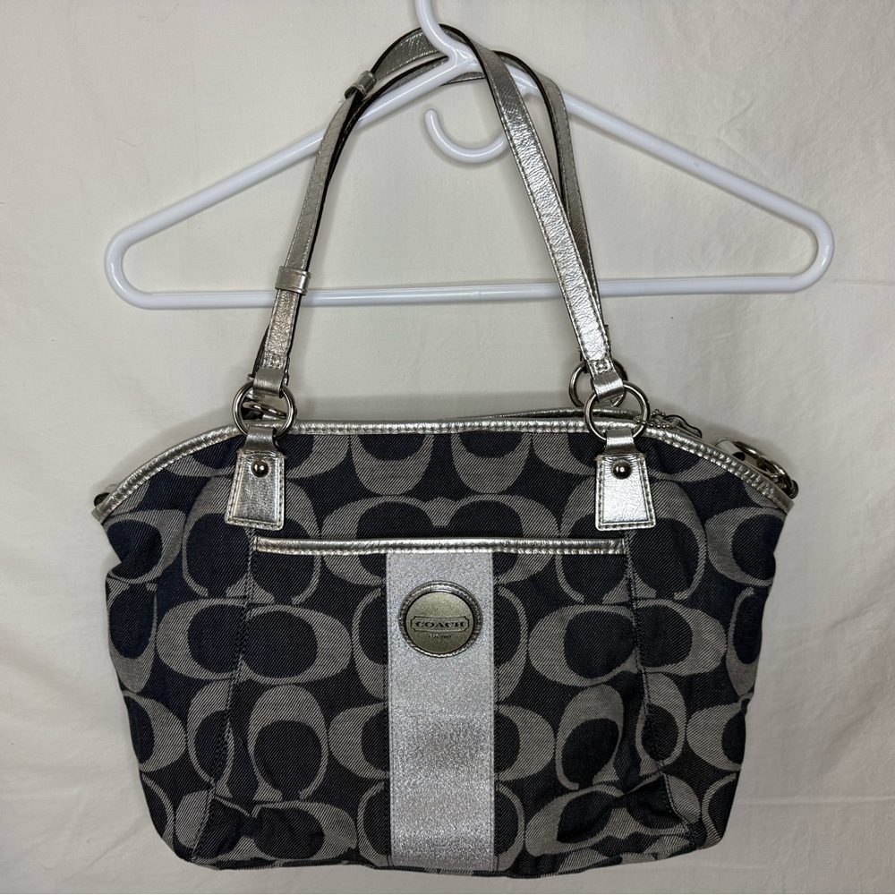 Coach 17948 Denim Signature Stripe
Pocket Tote with leather Trim Tote
Crossbody